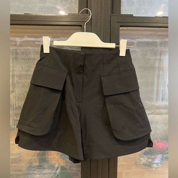 NWOT lululemon shorts
Relaxed-Fit Super-High-Rise Cargo Short 4" - Picture 2 of 2